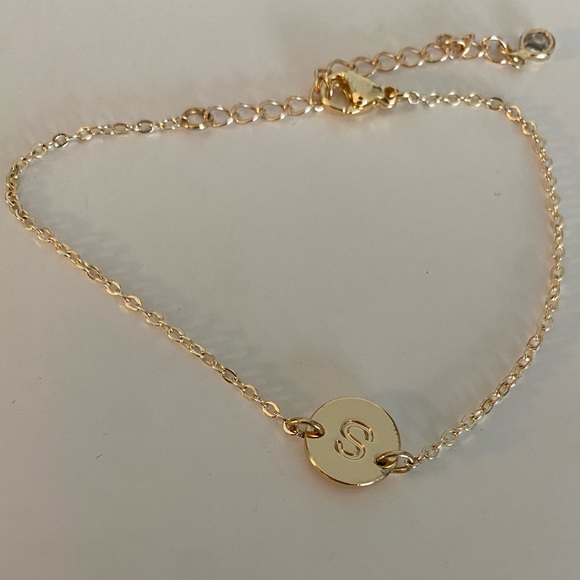 Gold tone initial S bracelet - Picture 2 of 5